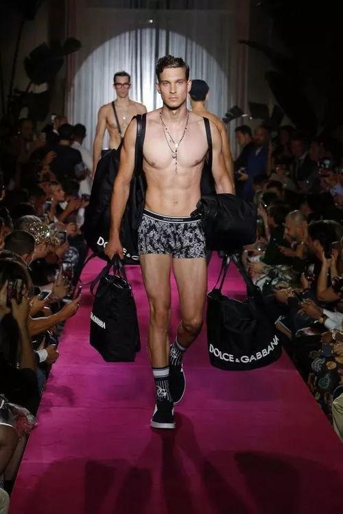 男模的秘密在线观看,探寻男模背后的秘密生活  第2张